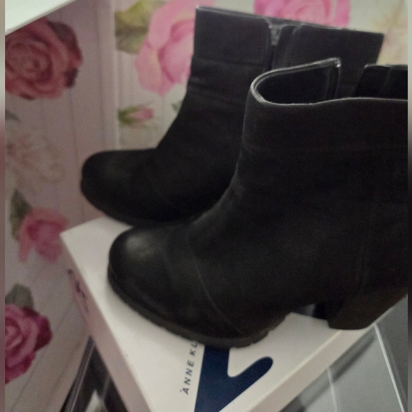 Clarks 3 inch Stacked Heel Suede Boot - USED - Picture 15 of 15